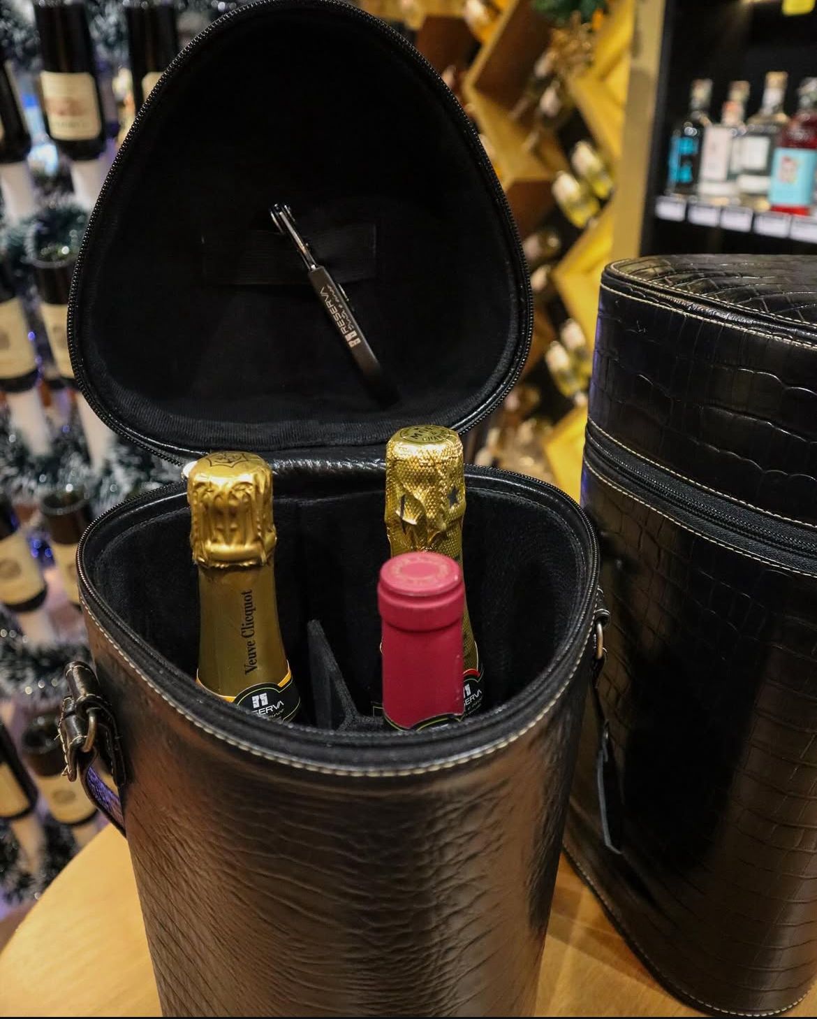 Bag de Couro Legítimo – Para Vinhos e Taças, Disponível em Diversas Cores